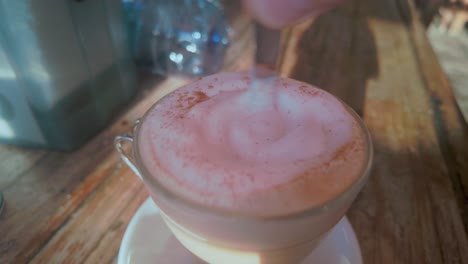 Einen-Cappuccino-In-Einem-Restaurant-Umrühren