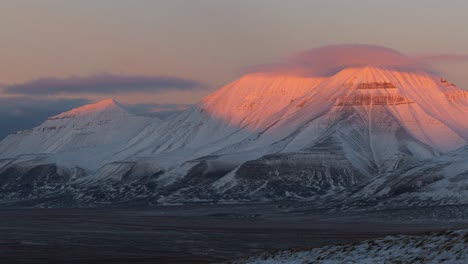 Sonnenaufgang-Im-Zeitraffer-über-Den-Bergen-Von-Spitzbergen,-Norwegen