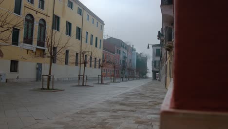 Misty-Morning-in-Venetian-Alley,-Italy