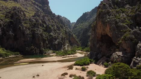 Mallorca-Canyon-Calobra-Bergblick-Sandstrand-Fluss