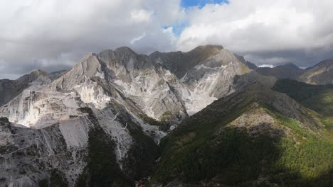 Die-Zerklüfteten-Apuanischen-Alpen-In-Der-Toskana-Mit-Marmorsteinbrüchen,-Die-Sich-Durch-Die-Landschaft-Ziehen,-Luftaufnahme