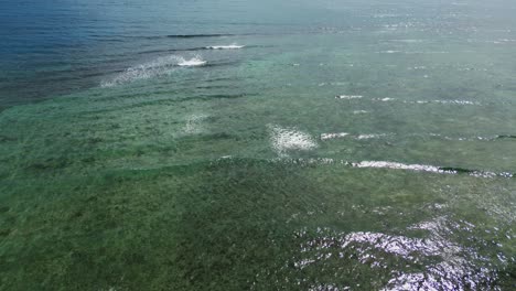Idyllischer-Luftüberflug-Von-Meereswellen,-Die-über-Flache-Küstenriffe-In-Catanduanes,-Philippinen,-Krachen