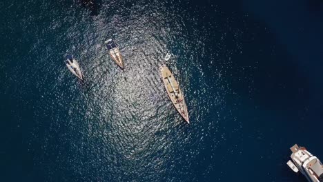 Yachten-In-Spanien,-Mallorca,-Blaues-Wasser,-Meer,-Sa-Calobra-Drohne