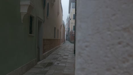 Callejón-Aislado-En-Venecia,-Italia---Un-Paseo-Sereno