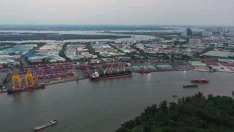 Saigon-River-Schifffahrtshafen-Am-Abend