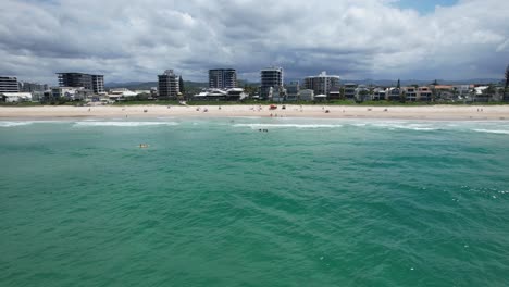 Palm-Beach-Surf-Club-7th-Avenue-–-Southern-Gold-Coast-–-Queensland-QLD-–-Australien-–-Schwenk-Um-Rotierende-Drohnenaufnahme