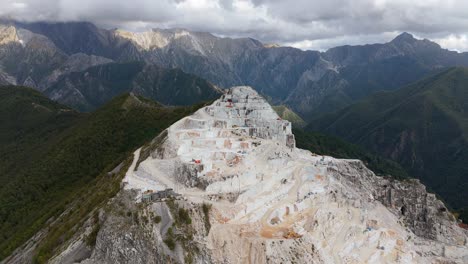 Die-Apuanischen-Alpen-In-Der-Toskana-Zeigen-Die-Raue-Struktur-Eines-Marmorsteinbruchs,-Luftaufnahme