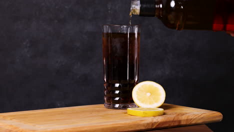 Piscola-Cocktail,-Typisch-Chilenisches-Getränk,-Holztisch,-Dunkler-Hintergrund,-Chili-Pisco,-Eis-Und-Cola