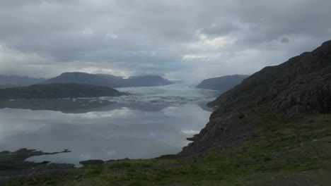 Revelando-Un-Glaciar-Detrás-De-Una-Colina-En-Islandia.