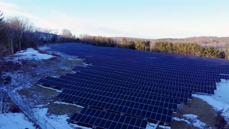 4K-Luftaufnahme-Einer-Solarpanelfarm,-Die-Solarenergie-In-Strom-Für-Grüne-Energie-Umwandelt