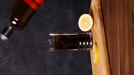 Piscola-Cocktail,-Typisch-Chilenisches-Getränk,-Holztisch,-Dunkler-Hintergrund,-Chili-Pisco,-Eis-Und-Cola