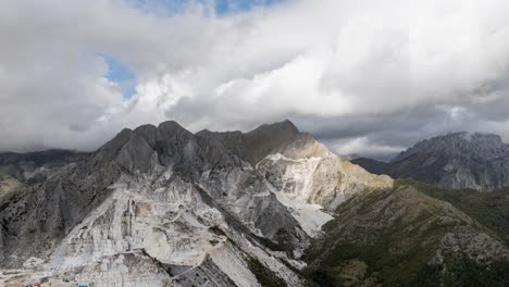 Lufthyperlapse-Zerklüfteter-Marmorsteinbrüche-Der-Apuanischen-Alpen-Unter-Bewölktem-Himmel-In-Der-Toskana