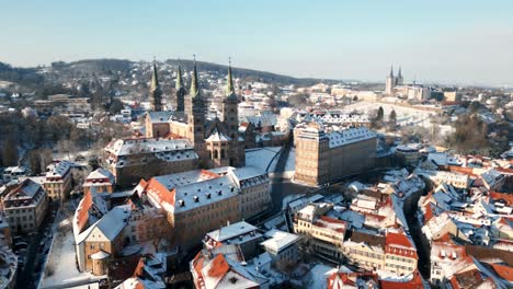 Bamberg-Drohnenvideo-Von-Kuppel-Und-Neuem-Wohnhaus-Im-Verschneiten-Winter