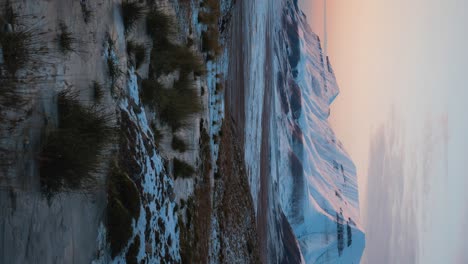 Schöner-Bergsonnenuntergang,-Winterliche-Berglandschaft,-Vertikale-Ansicht