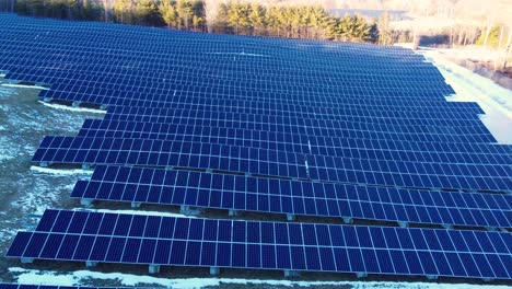 4K-Luftaufnahme-Einer-Solarpanelfarm,-Die-Solarenergie-In-Strom-Für-Grüne-Energie-Umwandelt
