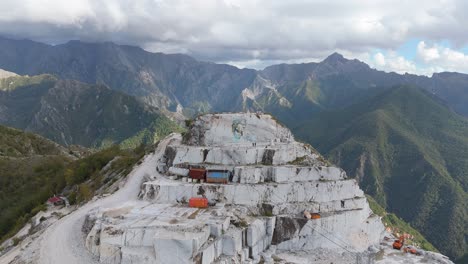 A-marble-quarry-in-the-apuan-alps-with-machinery-and-cut-stone-blocks,-aerial-view