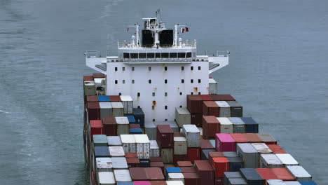Parallaxenschwenkansicht-Eines-Containerschiffs,-Das-Auf-See-Navigiert,-Während-Sich-Radargeräte-Drehen