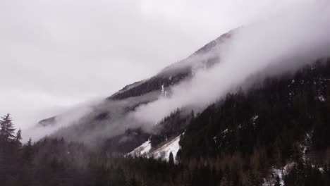 An-Einem-Wintertag-Kann-Man-Durch-Schnell-Ziehende-Wolken-Eine-Stadtlandschaft-Sehen