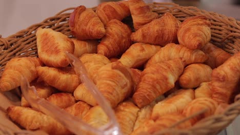 Cesta-De-Deliciosos-Croissants-Franceses-Dulces-Recién-Horneados-De-Cerca