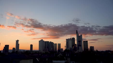 Sonnenuntergang-über-Der-Frankfurter-Skyline-Mit-Dramatischen-Wolken,-Silhouetten-Von-Wolkenkratzern