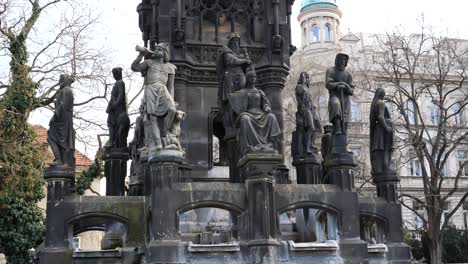 Detalle-De-Las-Estatuas-De-La-Fuente-Kranner-De-Praga,-Monumento-Dedicado-Al-Emperador-Francisco-I-De-Austria