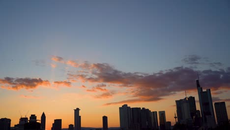 Sonnenuntergang-über-Der-Frankfurter-Skyline-Mit-Lebhaften-Wolken