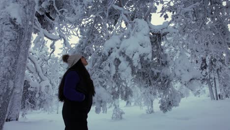 Schönes-Junges-Mädchen,-Das-Die-Landschaft-Im-Verschneiten-Wald-In-Lappland,-Finnland,-Am-Polarkreis-Erkundet