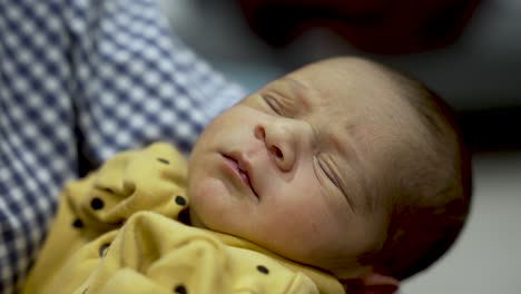 Bebé-Recién-Nacido-Dormido-En-El-Brazo-De-Sus-Padres.