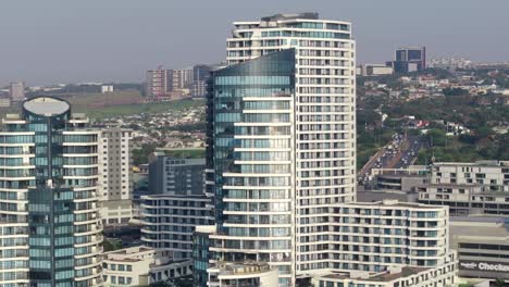 Umhlanga,-Durban-Präsentiert-Moderne-Architektur,-Stadtlandschaft-Bei-Tageslicht,-Luftaufnahme