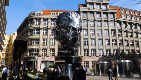 Berühmte-Moderne-Skulptur-Des-Kopfes-Von-Franz-Kafka-In-Prag