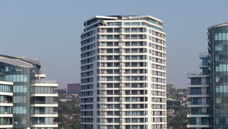 Modernos-Edificios-De-Gran-Altura-En-Umhlanga,-Cielo-Azul-Claro,-Paisaje-Urbano,-Sudáfrica