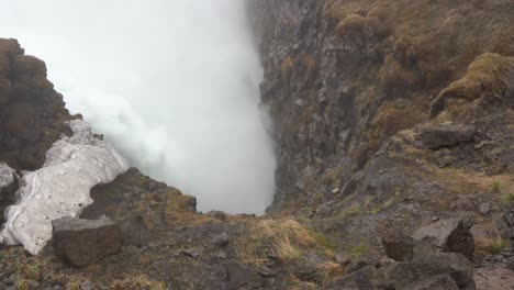 Nebliges-Geothermisches-Gebiet-In-Island-Mit-Aufsteigendem-Dampf,-Felsigem-Gelände-Und-Schneeresten