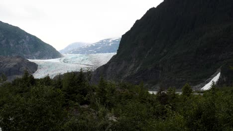 Glaciar-Mendenhall-Y-Cataratas-Nugget-Visto-Desde-El-Centro-De-Visitantes,-Alaska