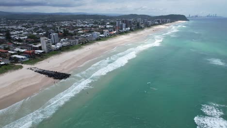 Sanfter-Schwenk-über-Eine-Aufnahme-Von-Palm-Beach-–-Gold-Coast-–-Queensland-Qld-–-Australien-–-Drohnenaufnahme
