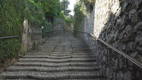 Escaleras-Vacías-En-El-Lago-De-Como,-Ciudad-De-Menaggio.