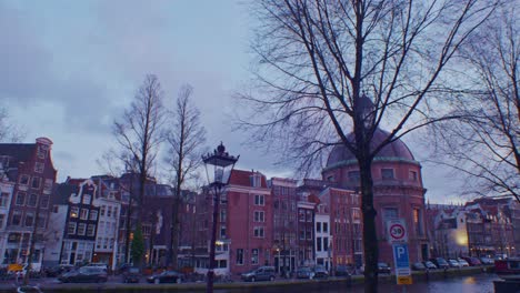 Amsterdam-Ciudad-Holandesa-De-Los-Países-Bajos-De-Europa-Por-La-Noche-Con-Hermosas-Casas-Tradicionales,-Edificios-Y-Canales-Mientras-Camina-Con-Una-Vista-De-Gran-Angular