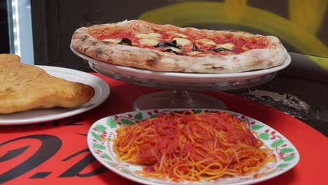 Ausstellung-Traditioneller-Gekochter-Authentischer-Italienischer-Küche-Mit-Spaghetti-Und-Pizza