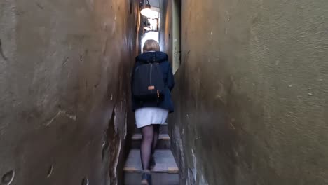 Mujer-Joven-Caminando-Por-La-Calle-Más-Estrecha-De-Praga,-República-Checa