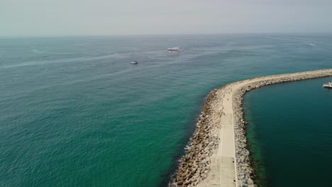 Der-Ruhige-Yachthafen-Puerto-Banus-In-Marbella,-Spanien,-Präsentiert-Boote-Und-Ruhiges-Wasser,-Luftaufnahme