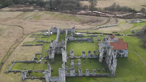 Ruinas-Del-Priorato-De-Castle-Acre-En-Southern-Park,-Norwich,-Con-Campos-Verdes,-Vista-Aérea
