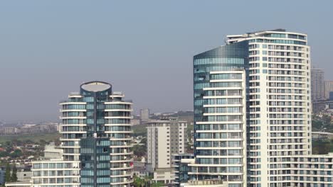 Moderne-Wolkenkratzer-In-Umhlanga,-Durban-Unter-Klarem-Himmel,-Luftaufnahme