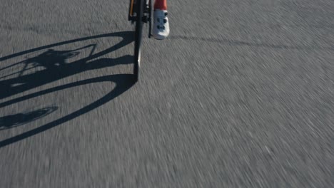 Un-Ciclista-Andando-En-Bicicleta-Por-Las-Montañas-En-Una-Carretera-A-Toda-Velocidad-Mientras-Pedalea-Rápido