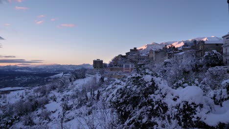 Blick-Auf-Schneebedeckte-Gebäude-Und-Den-Maiella-Nationalpark-In-Guardiagrele,-Abruzzen,-Italien