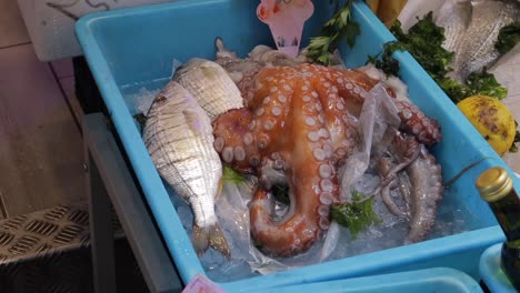 Rohe,-Ungekochte,-Lokal-Gefangene-Frische-Meeresfrüchte-Auf-Dem-Fischhändlermarkt-In-Neapel