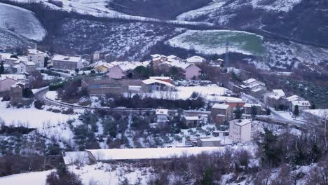 Vista-De-Casas-Cubiertas-De-Nieve-De-Guardiagrele,-Abruzzo,-Italia