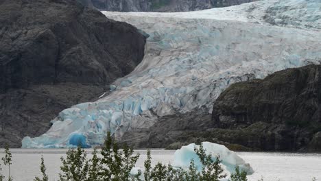 Mendenhall-Glacier-and-Lake,-as-seen-from-the-View-Point-by-the-Visitor-Center,-Alaska