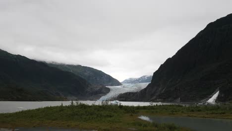 El-Glaciar-Mendenhall-Y-El-Lago-Y-Las-Cataratas-De-Pepitas-En-Un-Día-Nublado,-Verano-En-Alaska