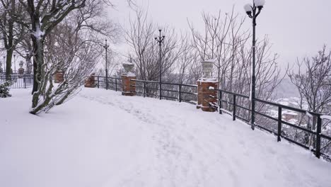 Schneebedeckter-Garten-Der-Villa-Comunale,-Guardiagrele,-Abruzzen,-Italien