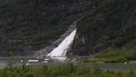 Nugget-Falls-Y-El-Lago-Mendenhall-En-Verano,-Alaska