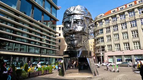 Kinetische-Skulptur-Des-Kopfes-Von-Franz-Kafka-In-Prag